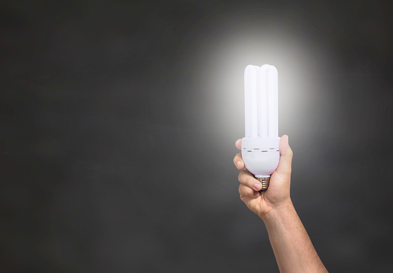 Risparmio e non solo: di cosa tenere conto quando si sceglie un nuovo operatore luce e gas